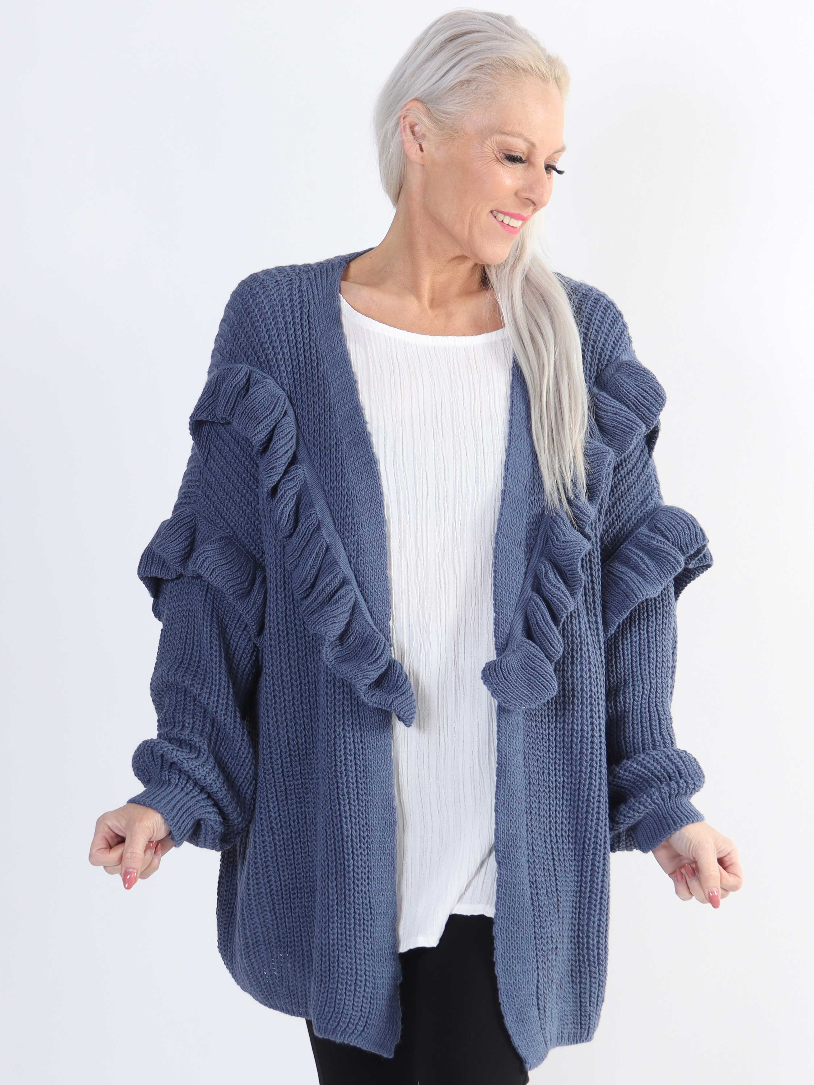 Ellis Cardigan - Lækker plus size strikcardigan med fine flæsedetaljer